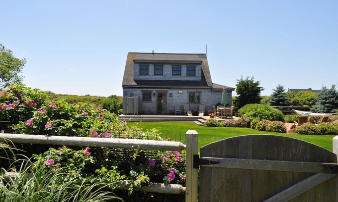 Tom Nevers House | Inviting Cottage Retreat - Family-Friendly with Breakfast