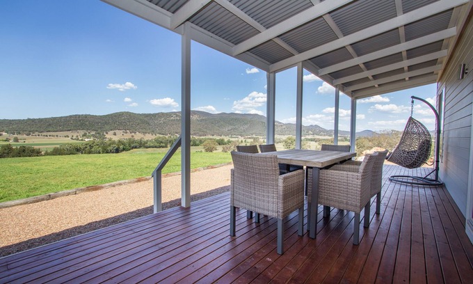 Burrundulla House | Cozy Cottage with Breathtaking Views and Pool Access