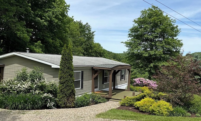 Black Creek House | Pet-Friendly Country Retreat in Enchanted Mountains