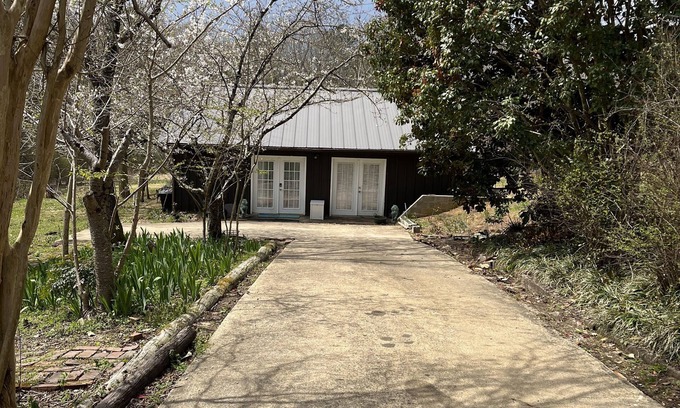 Corinth Cottage | Serene Country Retreat with Kitchen and Pet-Friendly Perks