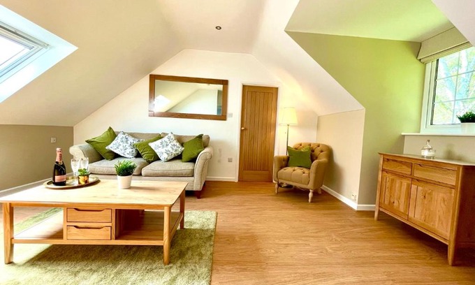 New Forest District Apartment | Romantic Couples Forest Escape - Close to Burley & Great Dining