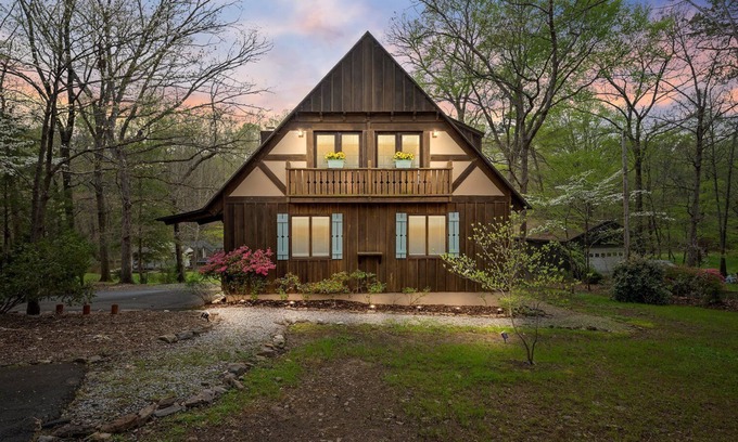 Bracey House | Private Cove Retreat: Sleeps 18 with Kayaks & Pool Table