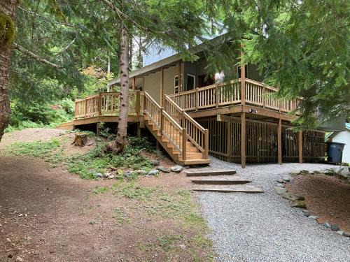Enumclaw Ski Chalet | Private Cozy 3 BR Cabin near Mt Rainier, Sunrise & Crystal Mt Hiking