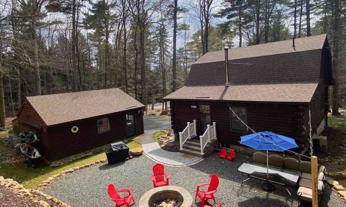 Pilot Knob Cabin | Private Cozy Log Cabin minutes from Lake George