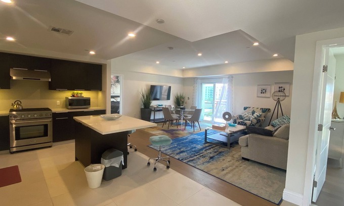 Wilshire Center Condo | Cozy Condo Unit with Gym & Pool, Steps from Local Market