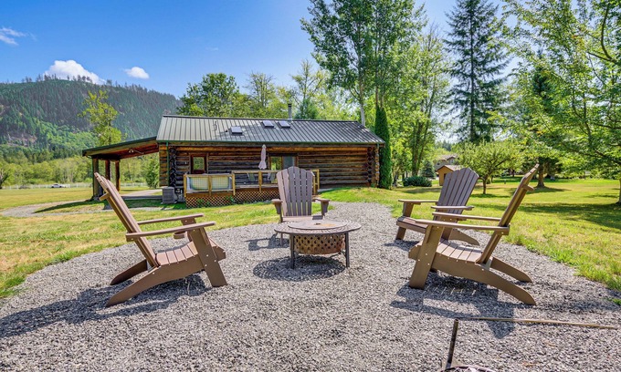 Arlington Heights Cabin | Pet-Friendly Arlington Cabin with Private Hot Tub & Spa