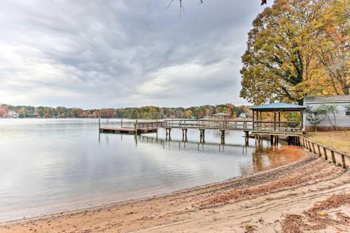 Mayhew House | Ideal Pet-Friendly Cottage with Private Beach at Lake Norman