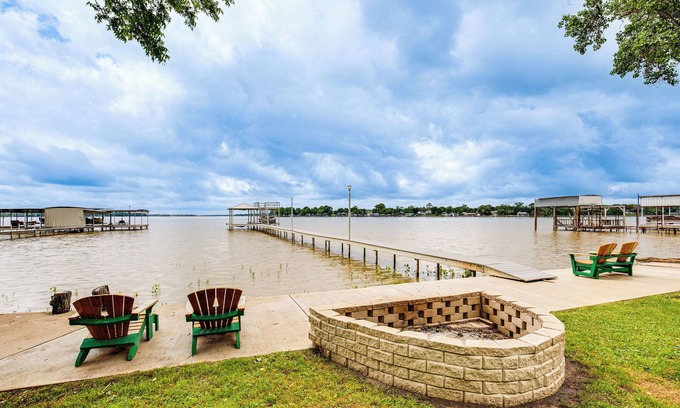 Newark House | Discover Eagle Mountain Lake Retreat: Private Dock & Spa