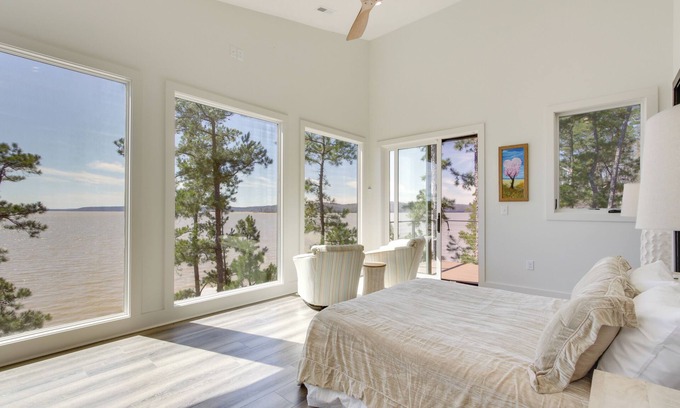 Waterloo Cottage | Private Dock & River Views: Modern Gem in Waterloo
