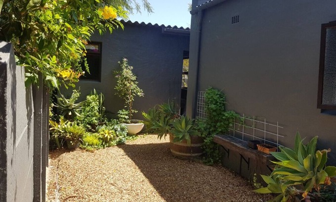 Edgemead House | Cozy Private Double Room with Pool Access for Relaxation