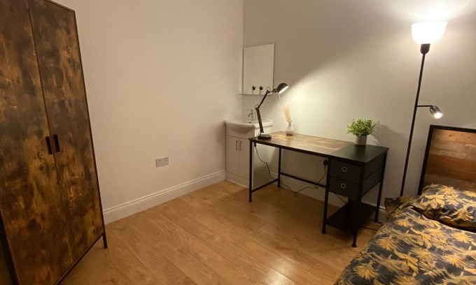Norwood Green House | Cozy Double Room Steps from Central with Kitchen Access