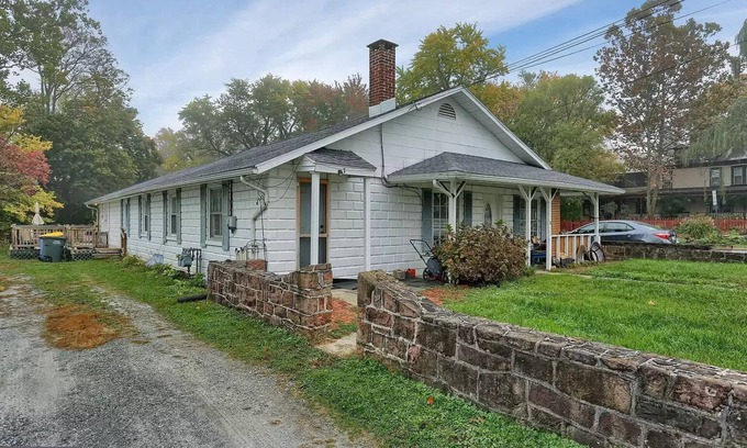 Stonybrook-Wilshire House | Convenient Stay with Kitchen & Pet-Friendly Amenities in York