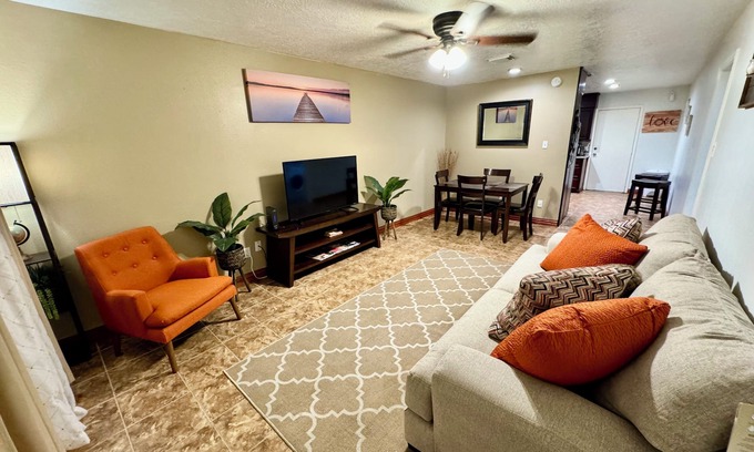 Southeast Houston Apartment | Perfect Retreat: Duplex with King Bed near Houston & Galveston