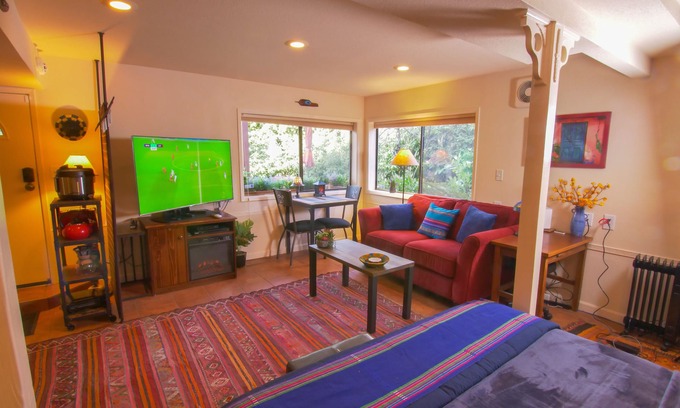 Edmonds House | Oceanfront Edmonds Studio Apartment with Spa & Kid-Friendly Perks