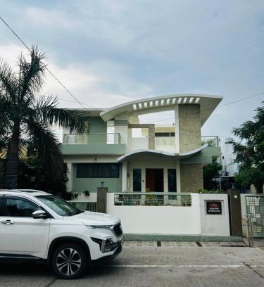 Daulatabad Villa | Private & Elegant 3BHK villa, Hillside Hideaway, 10 mins from MH Bus Stand