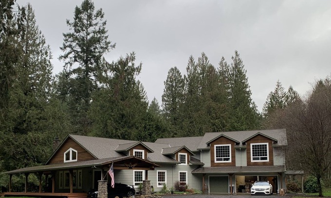 Woodland House | Private & Elegant - Gated Estate in the forest on Cedar Creek