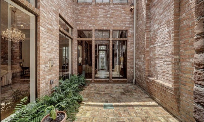 Uptown House | Elegant Tanglewood Home in Houston: Pet Friendly & Family Ready
