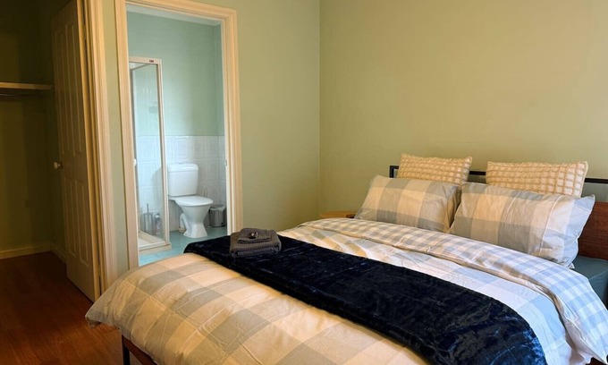Bentleigh Apartment | Private Ensuite Room| Walk-In Robe | 1min to Train