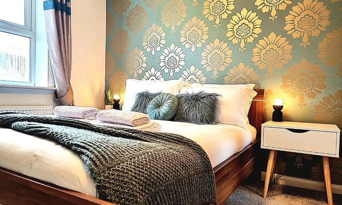 Hamilton House | Cozy Ensuite Room in Modern Home Steps from General Hospital
