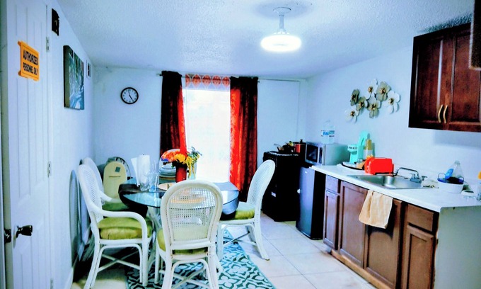 Riviera Beach House | Private Entrance Guest Suite with kitchen & Bathroom in charming West Palm Beach