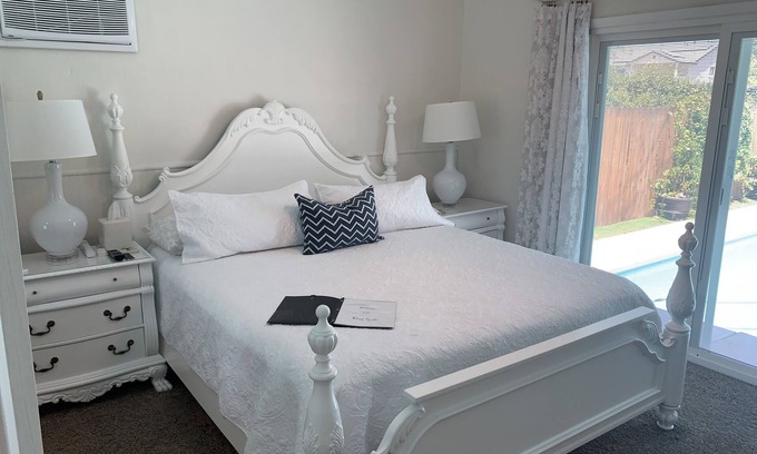 West Park Community House | Private Entrance King Suite with Pool and Breakfast Included