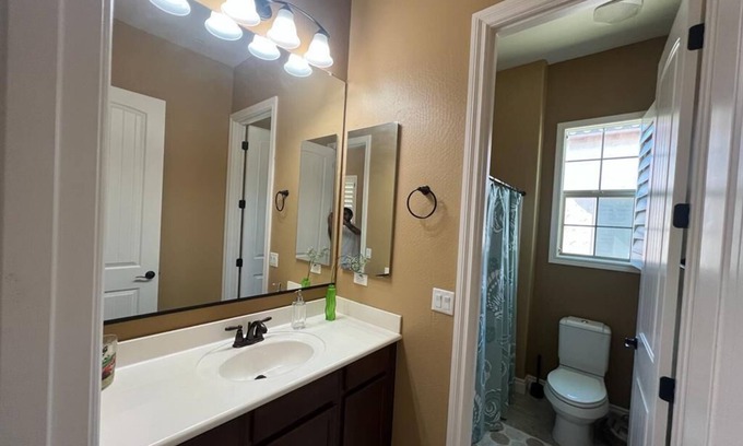 Lines Family Estates House | Convenient Private Room Near Shopping and Entertainment
