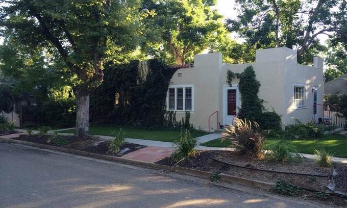Mapleton Hill House | Guest Rated: 9.8 - Mapleton Hill Bungalow with Private Patio