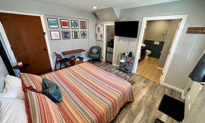 Dupont Apartment | Modern Junior Suite with Private Entry and Breakfast Included