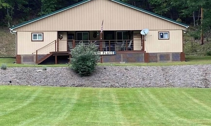 Howard Cabin | Family Lodge on 42 Acres - Minutes from Penn State