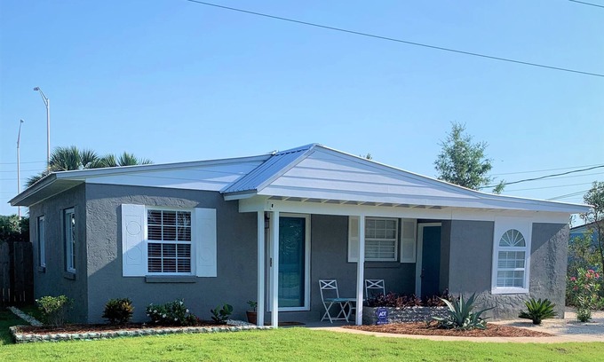Thomas Drive House | Family-Friendly Beach House with Ocean View & Kitchen