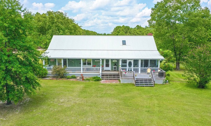 Aberdeen Other | Idyllic Farmhouse Near Carolina Horse Park with Breakfast