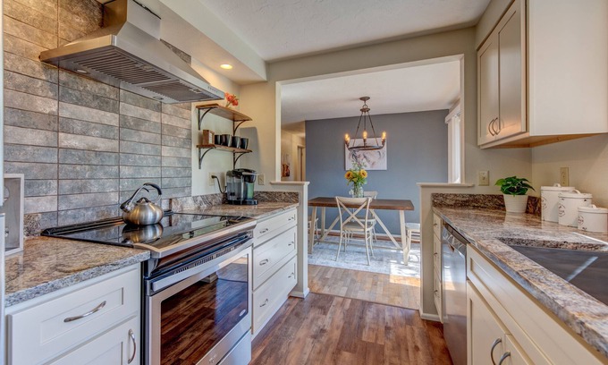 Harlow House | Ideal Retreat with 2 King Beds & Fenced Backyard Near Autzen