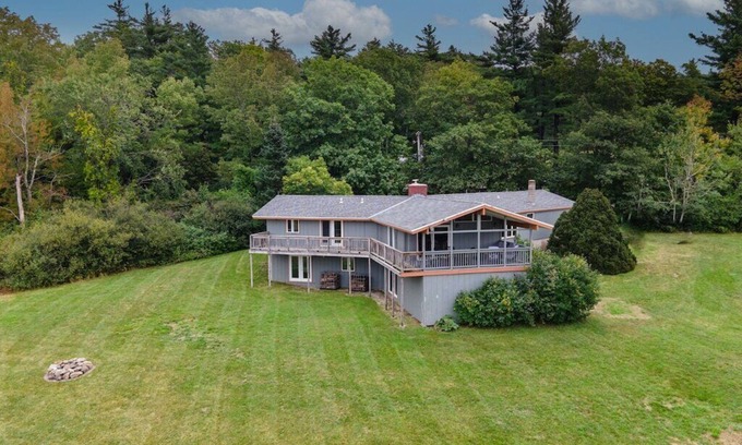 Dublin House | Guest Rated 10/10 - Private Field House with Pool & Lake View