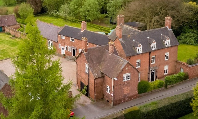 Swadlincote House | Private Five Star Luxury Country Estate for up to 26 Guests