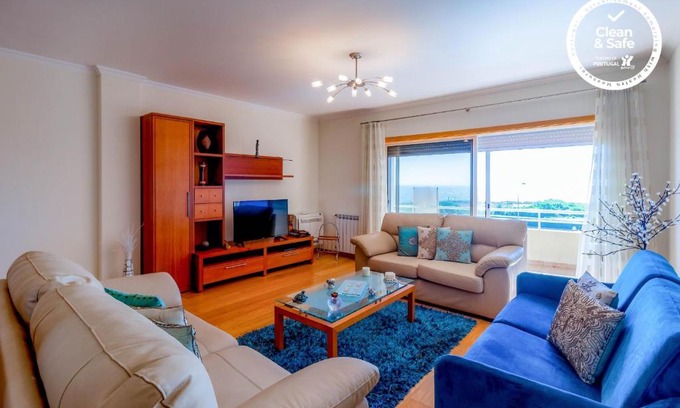 Sao Felix Da Marinha Apartment | Cozy Beachfront Apartment with Pool & Ocean View
