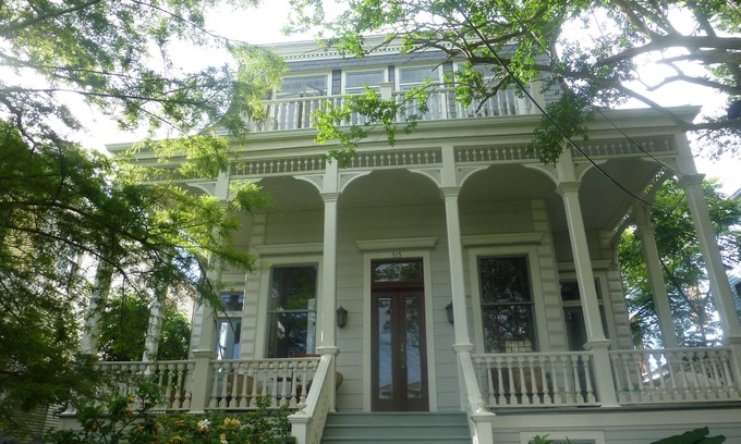 Carrollton Apartment | Charming Private Garden Apartment Near St. Charles