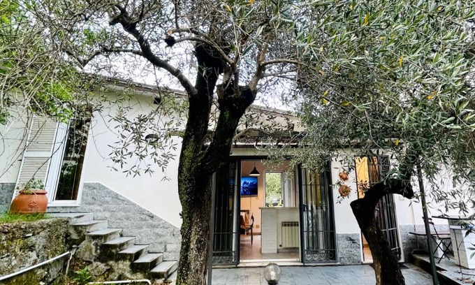 Deiva Marina Cottage | Charming Cottage Retreat with Private Garden by the Sea