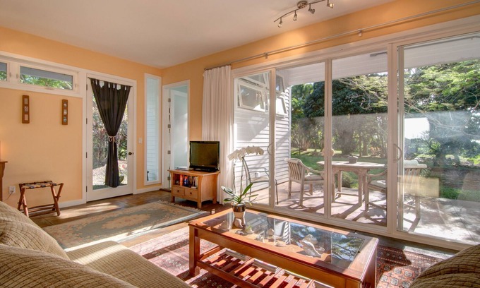 Pepeekeo Cottage | Enchanting Garden Cottage Steps from the Botanic Gardens