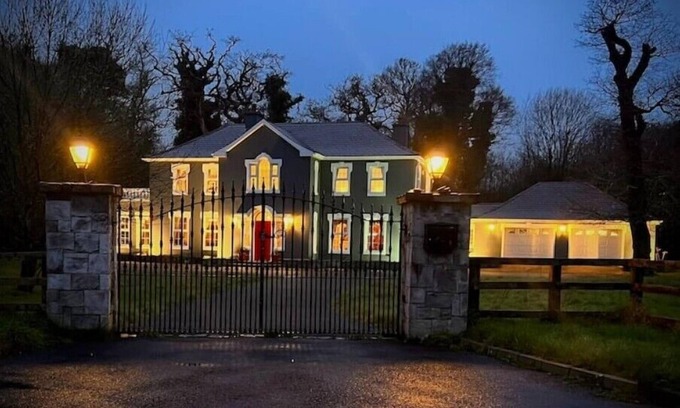 Ennis House | Privately Gated Home with Spa & Hot Tub - Sleeps 10
