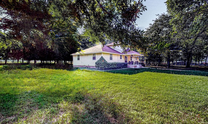 Gordonville House | Pet-Friendly Retreat with Firepit Near Lake Texoma