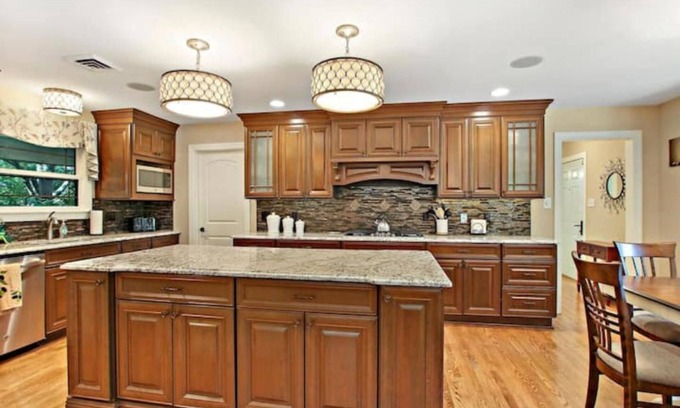 Green Oaks House | Exclusive Retreat: Spa, Hot Tub & Family-Friendly Fun
