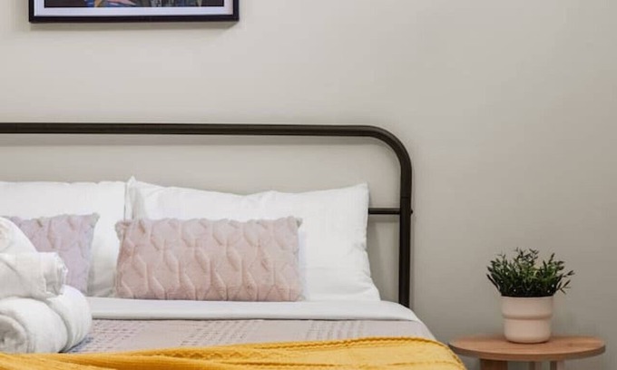 Calgary House | Private Getaway » Sleep 4 » Full Kitchen » Parking