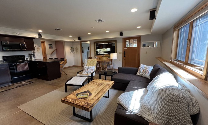 White Salmon Apartment | Escape to Private Gorge Getaway: Pool & Breakfast Included