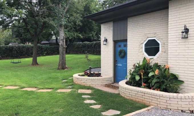Oklahoma City House | Cozy Private Guest House Loft with Lake View in NW OKC