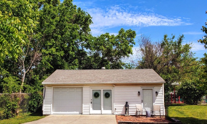Radnor House | Private Guest House: 10/10 Rated Near Downtown & 12 South