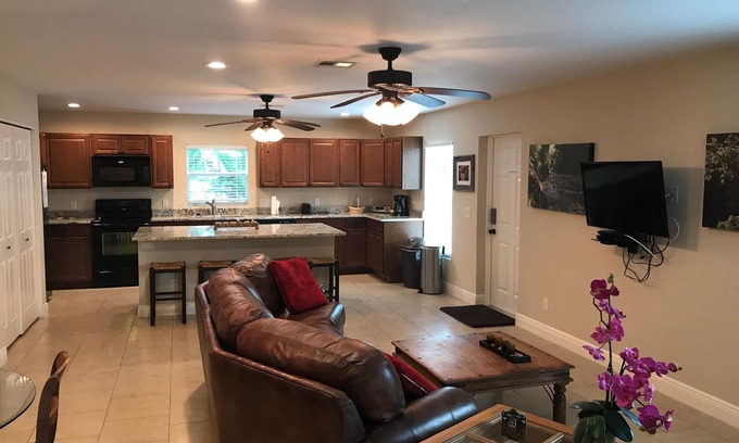 Oakes Estates House | Idyllic Guest House with Ocean View and Pool Amenities