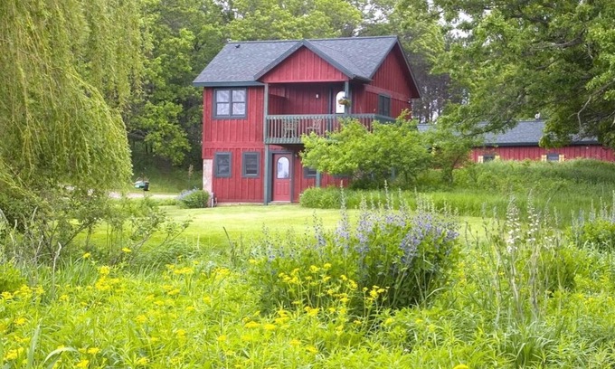 Reedsburg House | Idyllic Guest House with Jacuzzi & Close to Iconic Parks