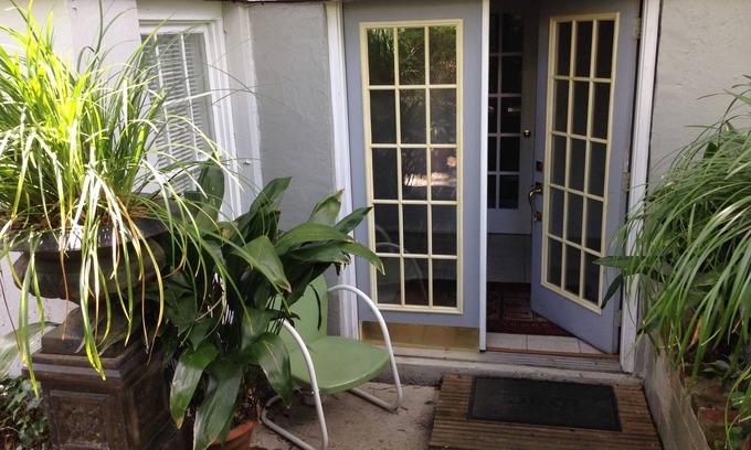 Summerville Historic District Apartment | Historic 2-Acre Estate: Guest-Rated Cozy 1 BR Apartment