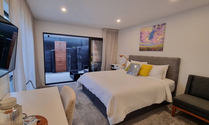 St. Heliers Apartment | Private Bay Guest Retreat with Oceanfront Pool & Spa