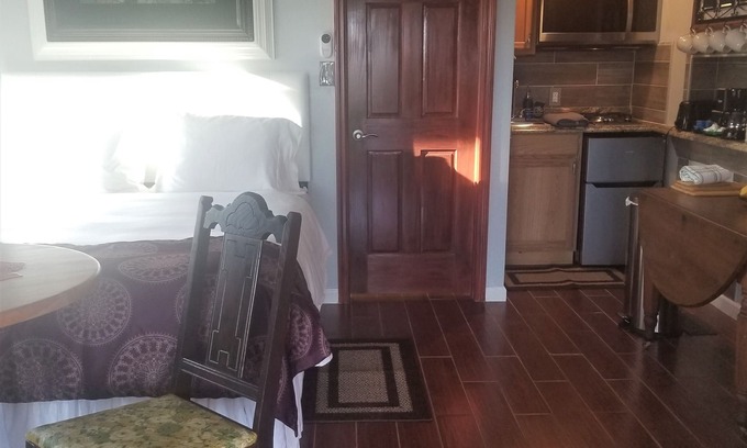 Hamlin Apartment | Cozy Oceanfront Guest Studio with Spa & Lake View